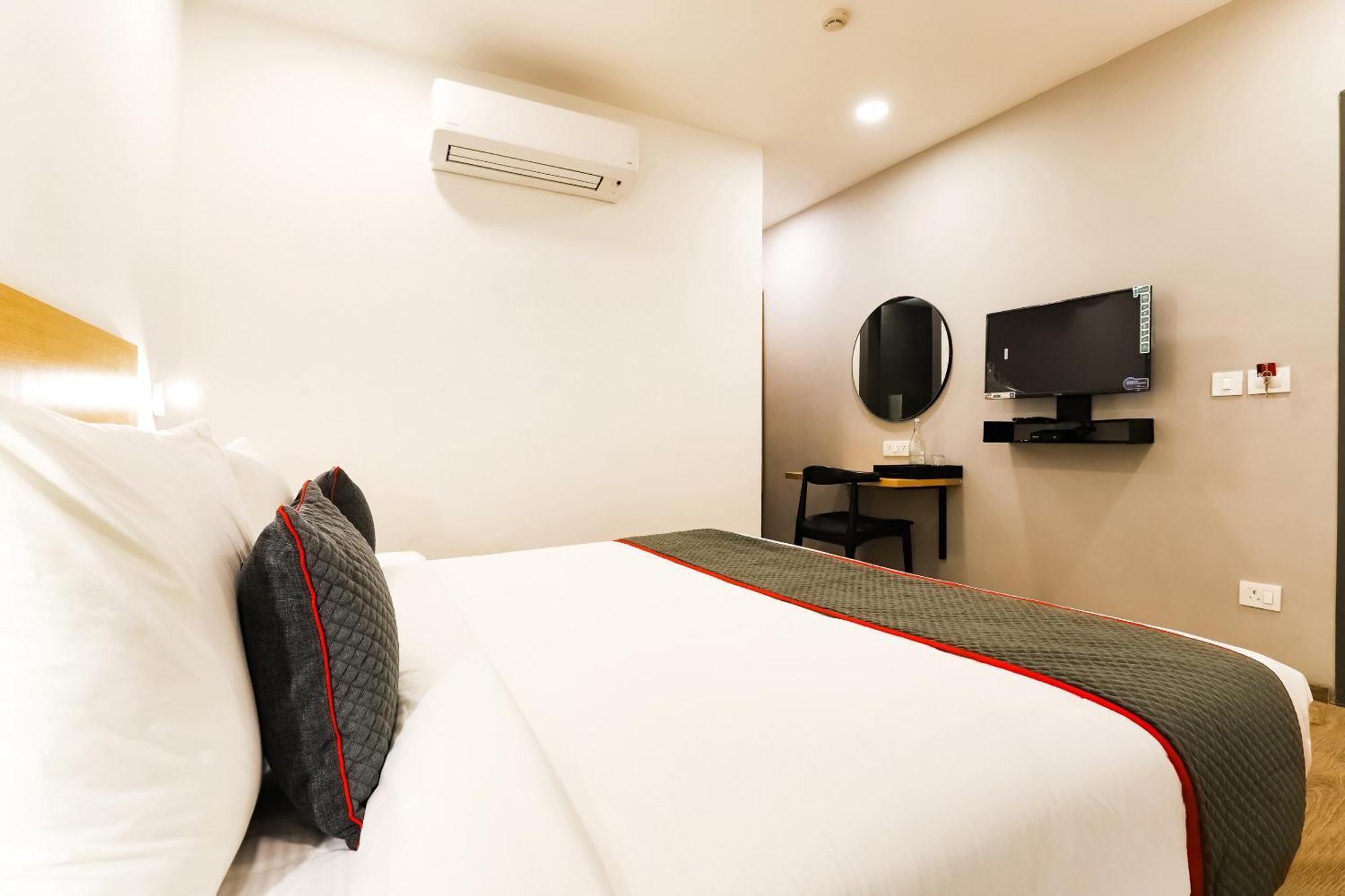 Hotel Townhouse Prithvi Near Phoenix Palassio 4*