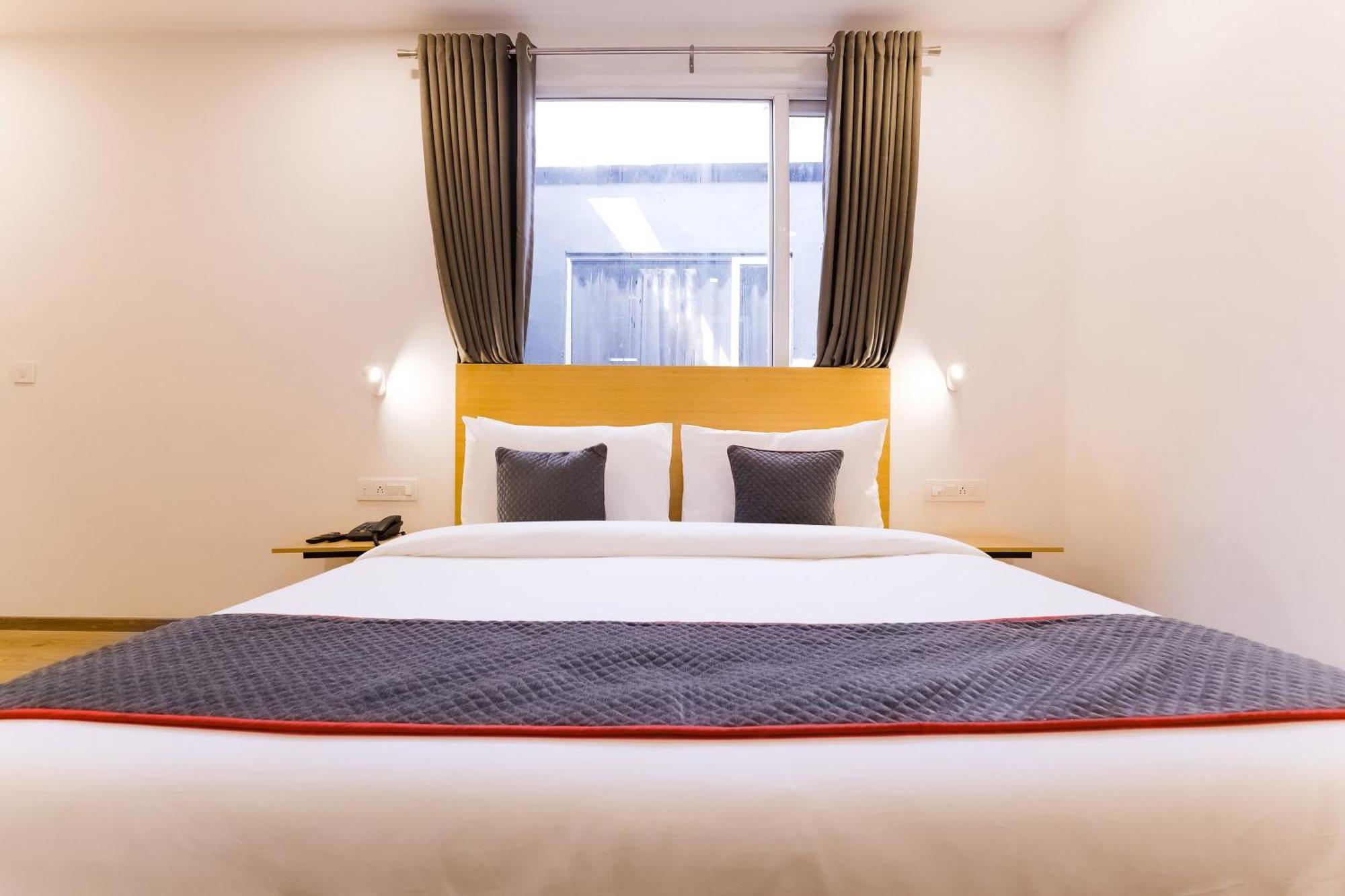 Hotel Townhouse Prithvi Near Phoenix Palassio Lucknow