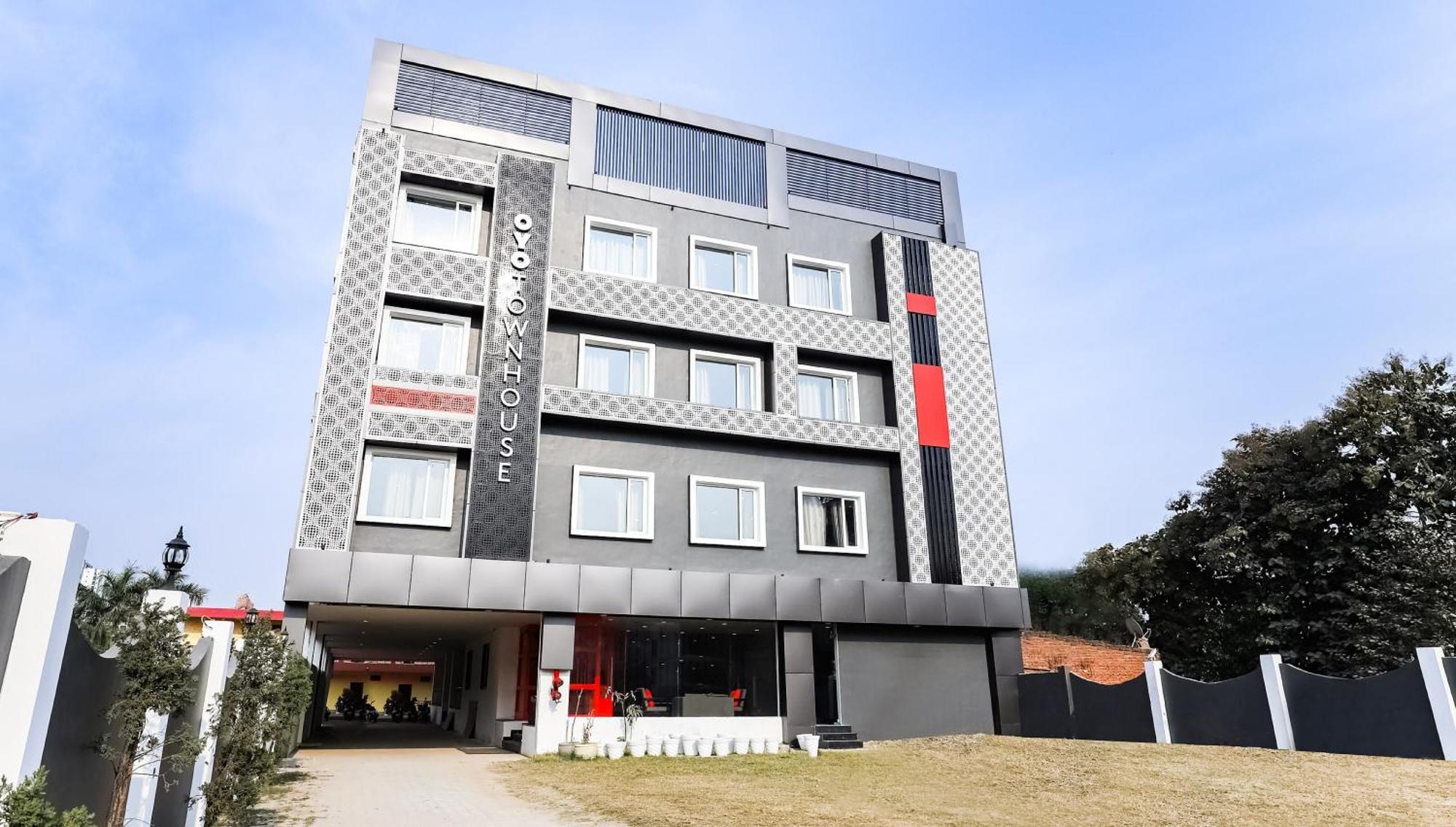 Townhouse Prithvi Near Phoenix Palassio
