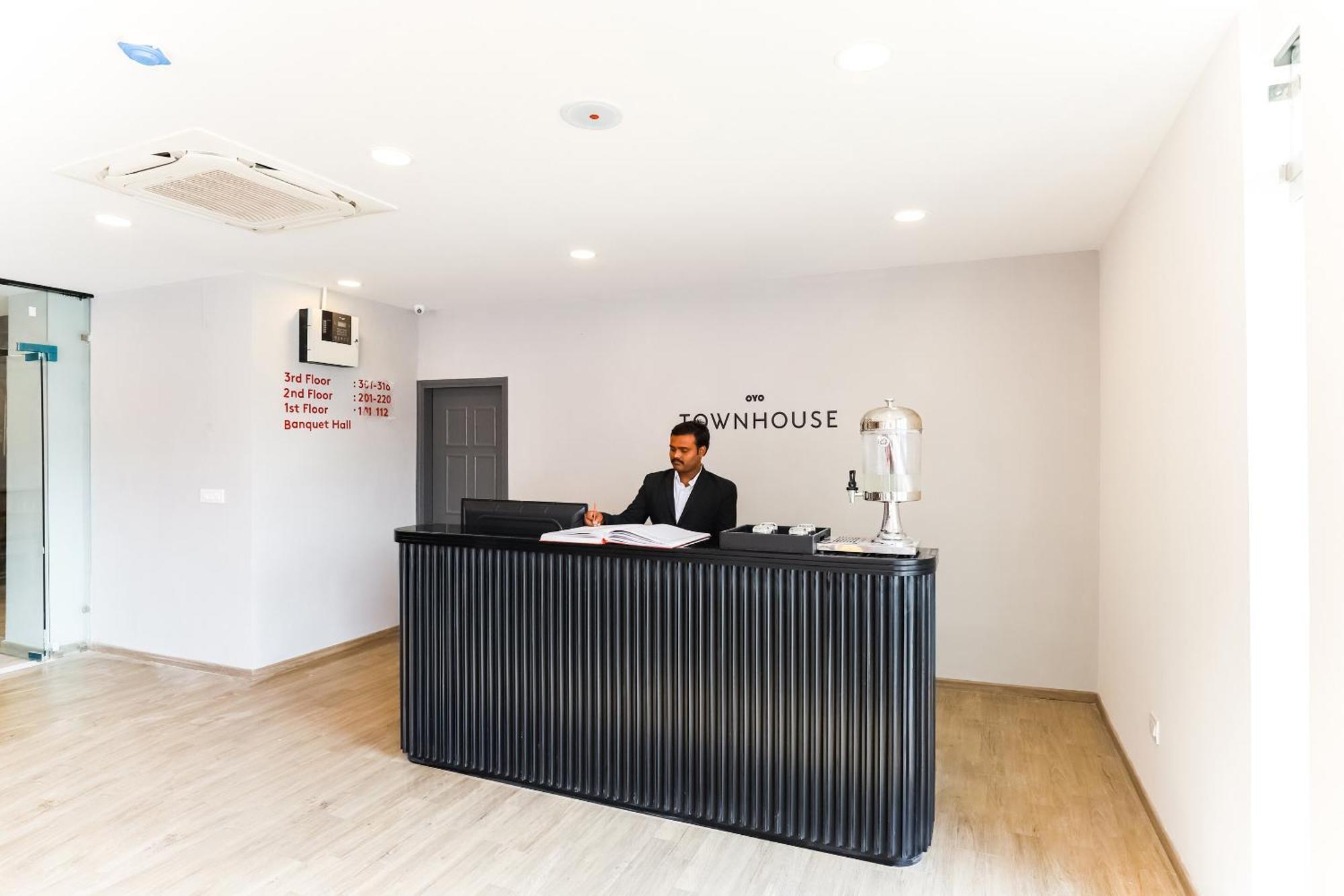 Hotel Townhouse Prithvi Near Phoenix Palassio