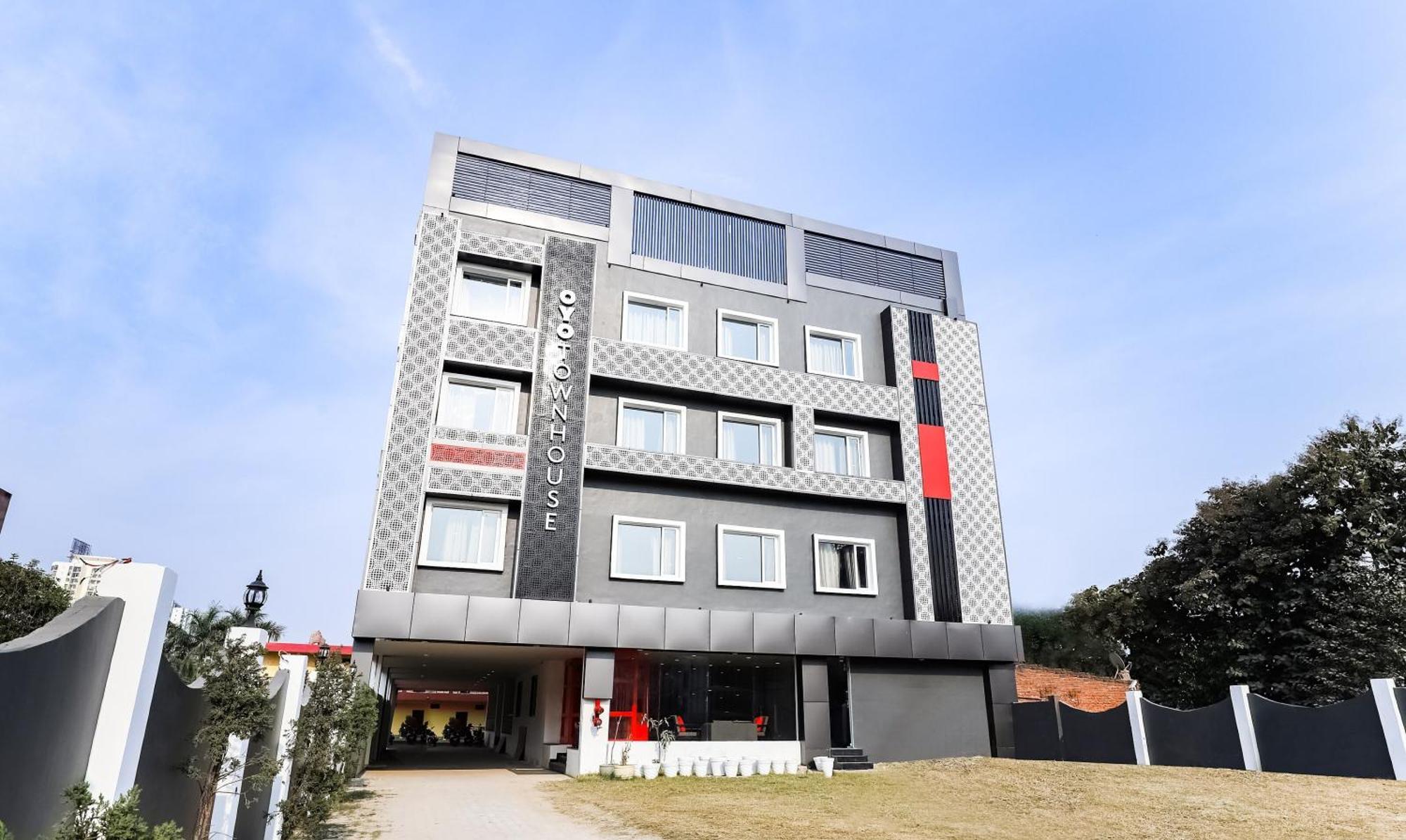 Townhouse Prithvi Near Phoenix Palassio 4*