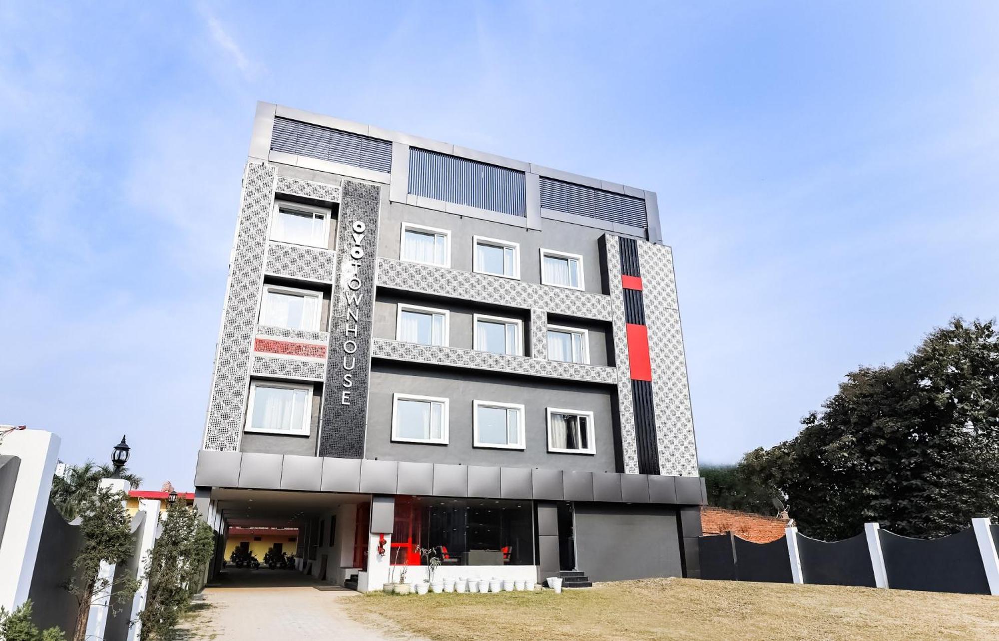 Townhouse Prithvi Near Phoenix Palassio Hotel 4*