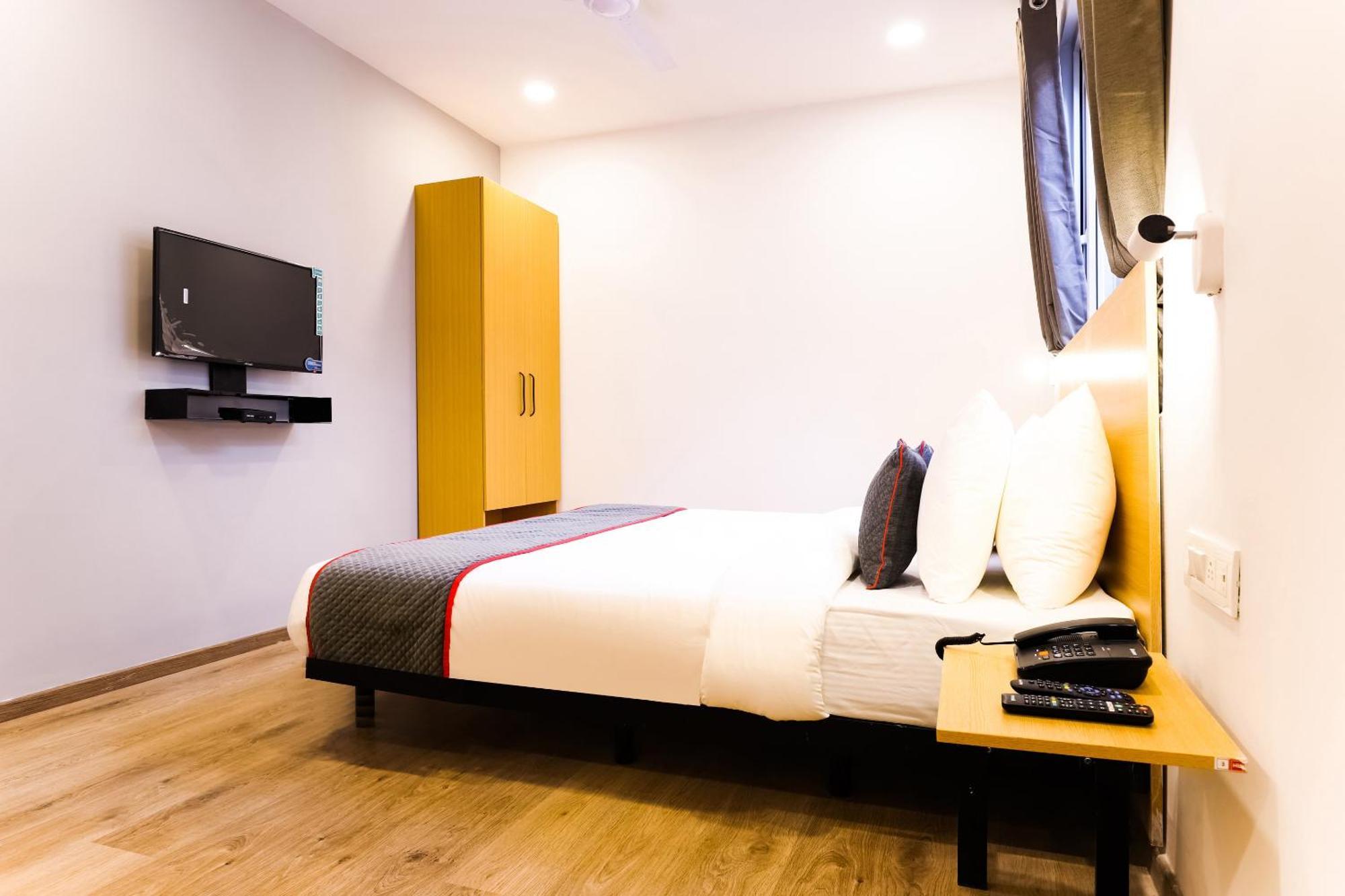 Hotel Townhouse Prithvi Near Phoenix Palassio
