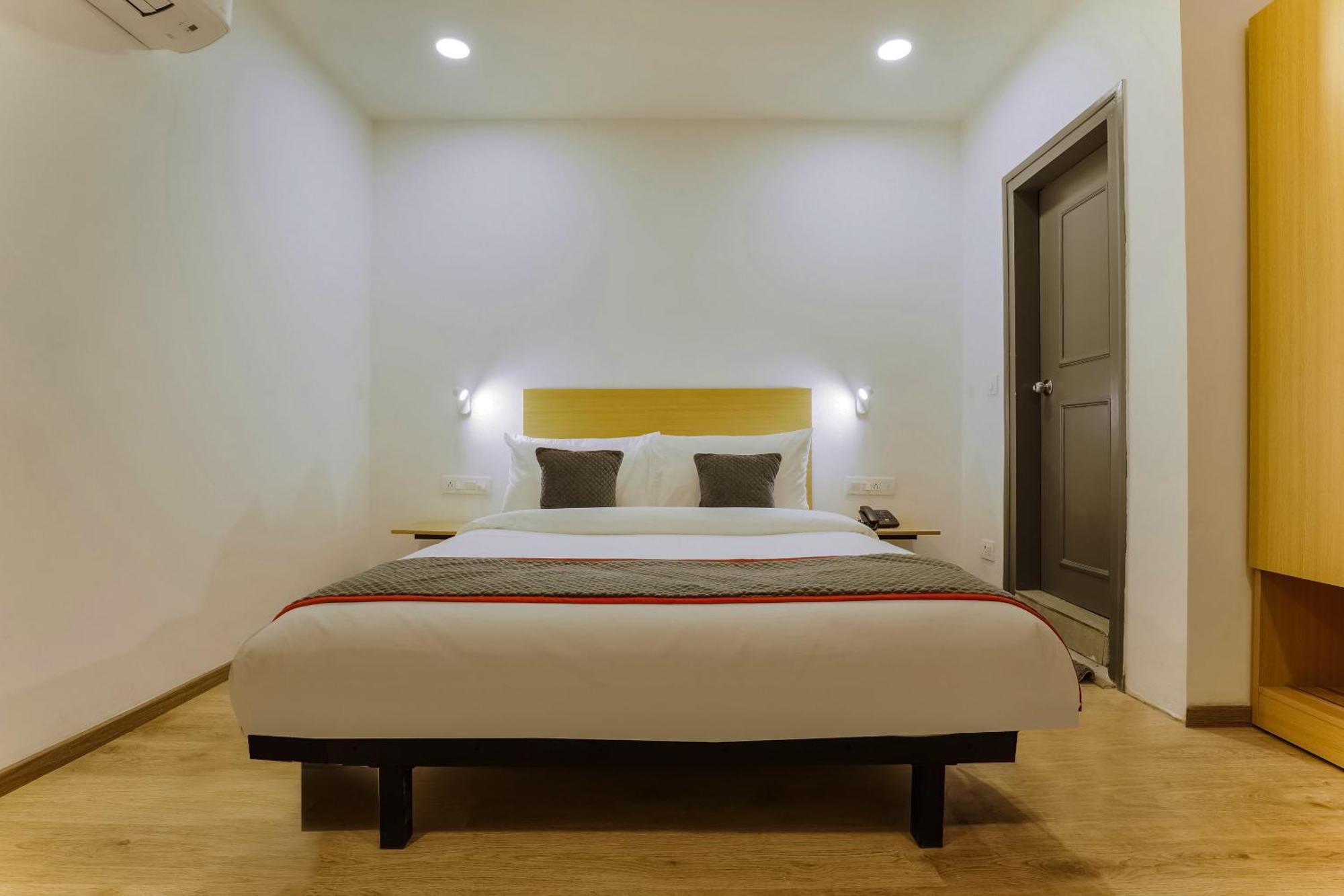 Townhouse Prithvi Near Phoenix Palassio Hotel 4*