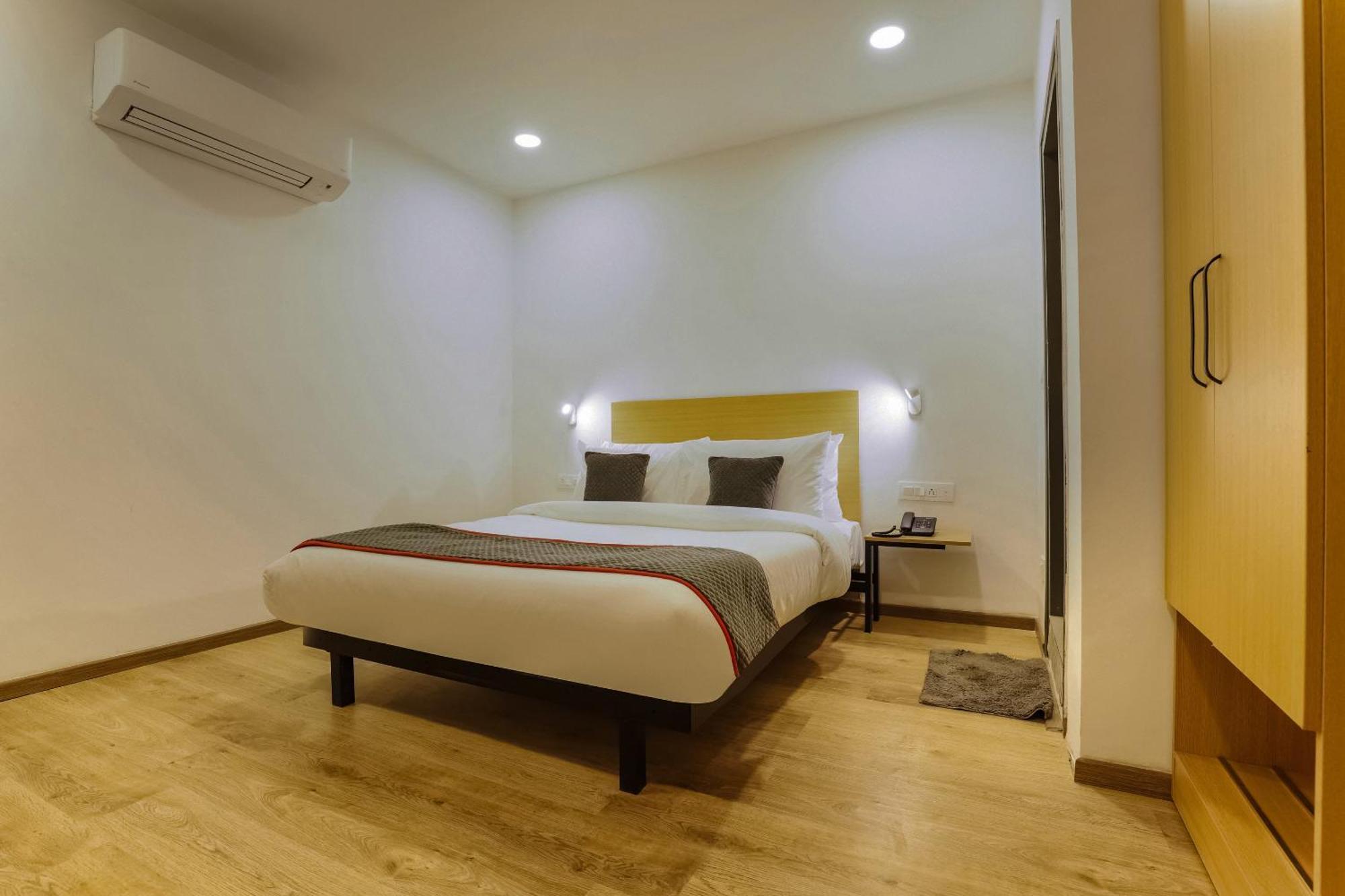Hotel Townhouse Prithvi Near Phoenix Palassio Lucknow