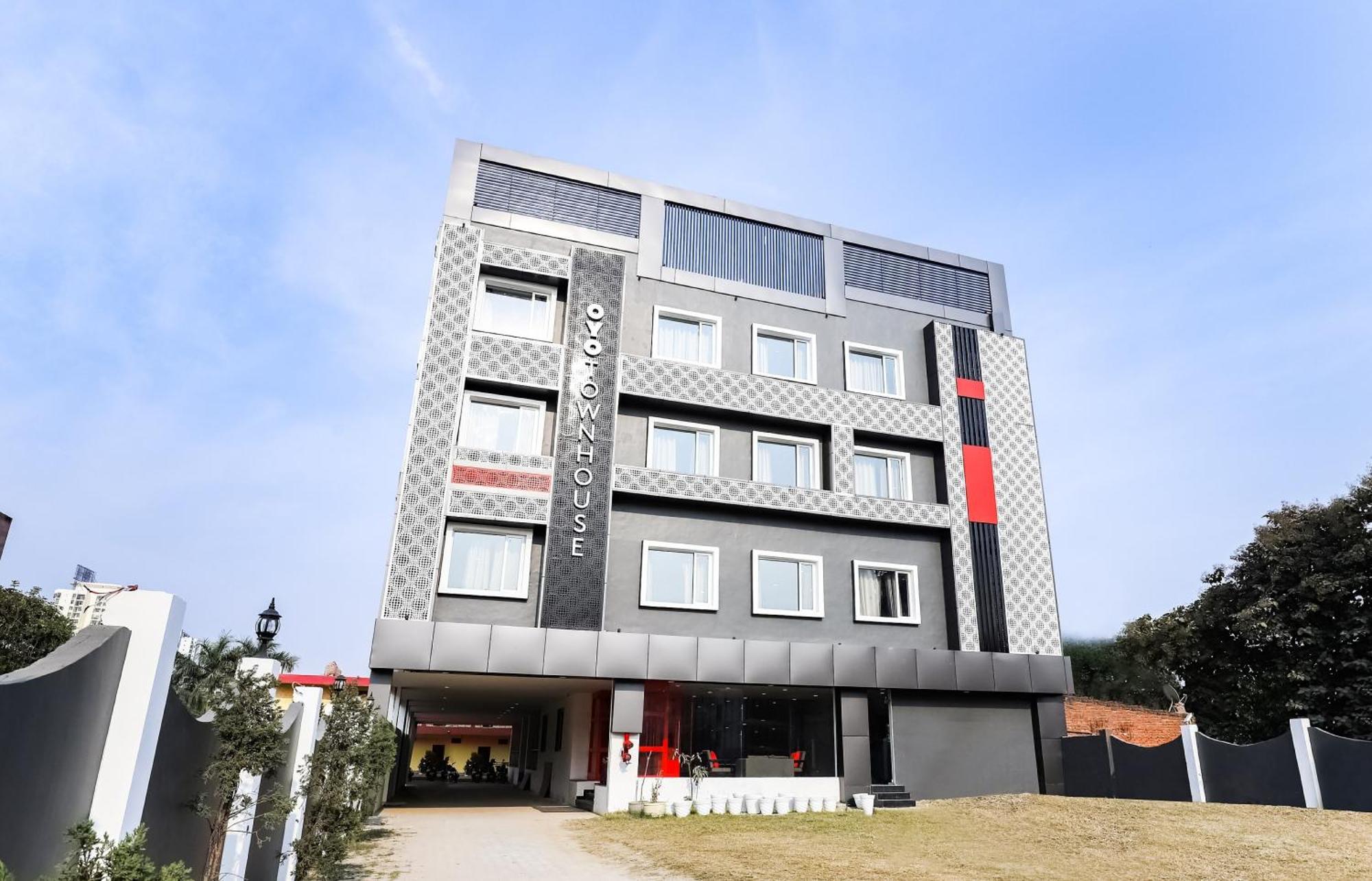 Hotel Townhouse Prithvi Near Phoenix Palassio Lucknow